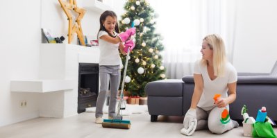 Dcera a maminka uklízejí domácnost v před Vánoci