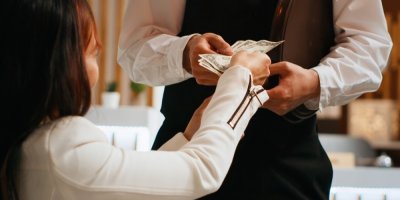 Spropitné v zahraničí: V USA se bez 20% dýška ztrapníte, v Japonsku ho naopak raději nedávejte