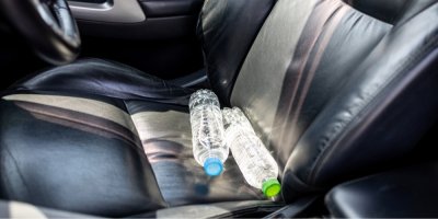 Nechali jste PET lahev vody v rozpáleném autě? Pokud jste z ní už pili, rovnou ji vylijte