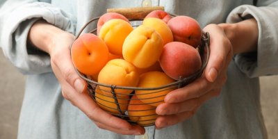 Beta-karoten není jen v mrkvi. Meruňky, mango i špenát mohou dodat pokožce jemně zlatavý tón