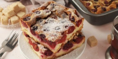 Kefír, tvaroh a pořádná miska třešní. Jednoduchý recept na vláčnou buchtu, která není suchá ani druhý den