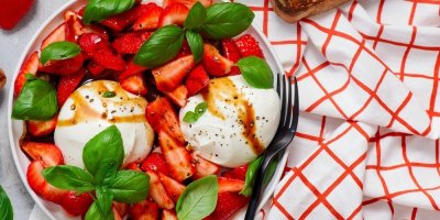Jahodové caprese s burratou: Netradiční salát, kterým v létě zabodujete