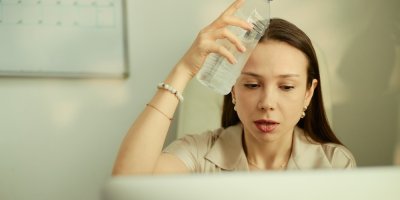 Tropy v práci: Na co máte od šéfa nárok při vedru, od pití přes přestávky až po situace, kdy smíte práci odmítnout