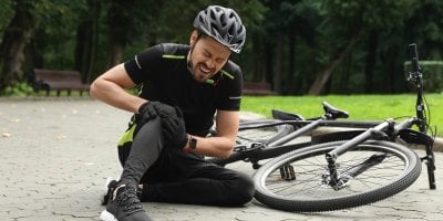 Češi v létě přeceňují síly a končí to nehezkými úrazy. Vedou zlomeniny zápěstí a výrony kotníků