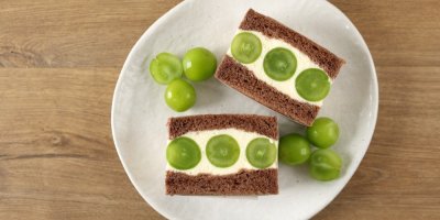 Recept na japonský ovocný sendvič s hrozny a krémem v kakaovém chlebíčku