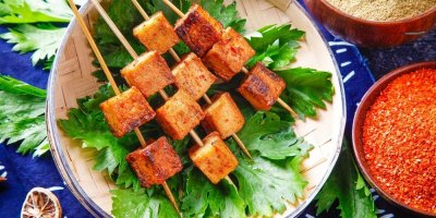 Grilované tofu špízy: Křupavé kostky v pikantní marinádě, které obstojí i vedle masa