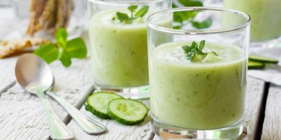 Okurkové gazpacho s mátou: Studená letní polévka do skleničky, která se hodí do největšího vedra