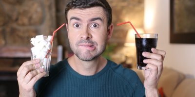 12 lžiček cukru za den je maximální limit doporučený WHO. Vyčerpáte ho jedinou lahví koly