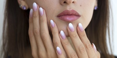 Dlouhé gelové nehty ustupují. Léto 2026 ovládá Pink French, manikúra, která vypadá draze i bez zdobení