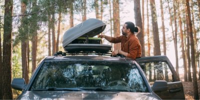 Střešní box může přetížit auto a způsobit neštěstí. Lidé řeší při nákupu objem, ale zapomínají na nosnost střechy