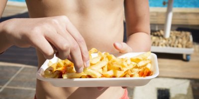 Hranolky, langoš i limonáda se během dne nasčítají. Na koupališti můžete sníst přes 2 000 kcal navíc