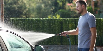 Mytí auta u domu může skončit až desetitisícovou pokutou. Rozhoduje, kam odtéká špinavá voda