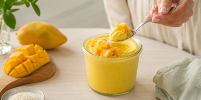 Mangovo-kokosová skyr zmrzlina bez zmrzlinovače. Lehký dezert zasytí víc než sorbet