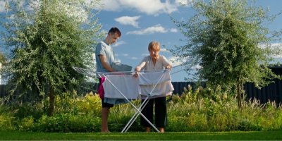 Můžete sušit prádlo prané na 30 °C, když je na slunci přes 40 °C? Majitelka prádelny radí, co nedávat na přímé slunce