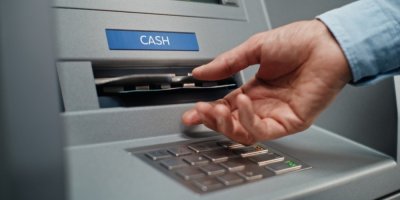 Z bankomatu vám může vypadnout pětitisícovka. Zatím jen u jedné banky a zaplatit s ní nemusí být snadné