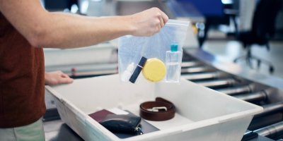 Letiště ve Vídni ruší limit 100 ml na tekutiny. Do příručního zavazadla projde i větší kosmetika