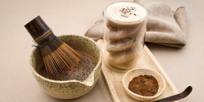 Matcha má konkurenci. Hojicha je nový čajový trend. Japonský pražený čaj chutná jemněji než matcha a má méně kofeinu