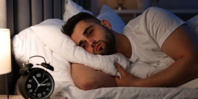 Melatonin může pomoci s usínáním, ale není zázračná pilulka na spánek, vysvětluje lékař