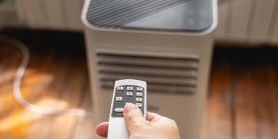 Bez hadice to není klimatizace. Jak vybrat mobilní klimatizaci, která v bytě opravdu chladí