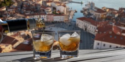 Chorvatsko léto 2026: Pokuty za plavky ve městě, omezený prodej alkoholu i mýto. Průvodkyně radí, na co si dát pozor