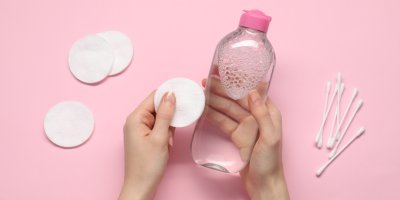 Micelární voda není jen na obličej. Doma pomůže na skvrny od make-upu, tenisky i mastné otisky