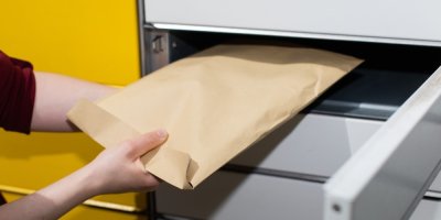 „Krém z výdejního boxu byl horký, jako by ležel celý den v autě,“ popisuje žena. Balíky ve výdejních boxech trpí