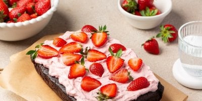 35 receptů z jahod, které chutnají jako léto. Od snídaně přes dezerty až po grilování