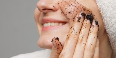 Kávový ani solný peeling nepatří na obličej. Hrubé částice mohou poškodit kožní bariéru, upozorňuje kosmetická vývojářka