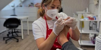 Žena dělá pedikúra v salonu