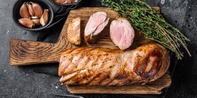 Recept na grilovanou vepřovou panenku: Šťavnaté maso s česnekem, tymiánem a bylinkovou marinádou