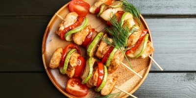 Recept na kuřecí špízy z grilu: S cuketou, rajčaty a paprikou v medovo-hořčičné marinádě
