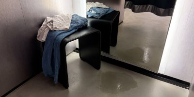 „V kabince bylo mokro. Prodavačka mi pak řekla, že to nebylo pití,“ zákaznice popsala nepříjemný zážitek