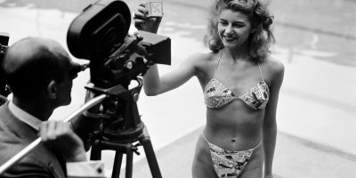 Retro okénko: Bikiny slaví 80 let. Kvůli odhalenému pupíku byly kdysi na plážích zakázané