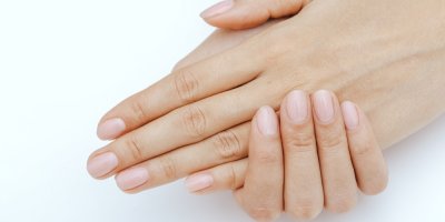 Konec dlouhých gelových nehtů? Ženy teď chtějí manikúru „bare nails“, která vypadá, jako by žádnou neměly