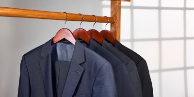 Pánské sako, košile, bermudy nebo kravata mohou v dámském šatníku fungovat lépe než drahé oversized kousky z obchodů