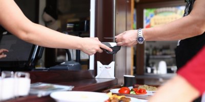 Při platbě kartou v zahraničí volte místní měnu. Koruny na terminálu mohou dovolenou prodražit
