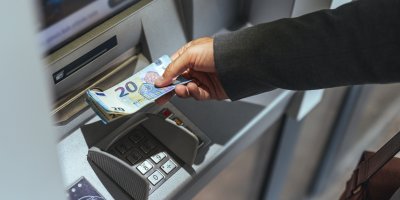 Turistické bankomaty v zahraničí mohou dovolenou prodražit. Pozor na poplatky i přepočet do korun