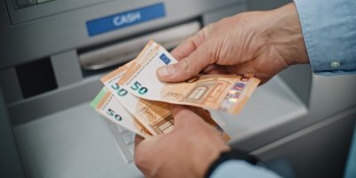 Jedna karta na dovolené nestačí. Chytré placení vám může ušetřit nervy i stovky korun
