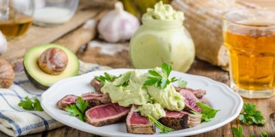 Steak z grilu nepotřebuje těžkou omáčku. Tenhle avokádový dip ho posune o úroveň výš