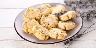 Levandulové sušenky bez cukru a klasické mouky: Voňavý letní recept z mandlové mouky