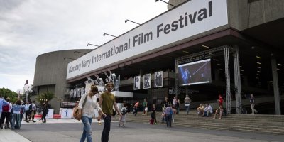 Co si koupit ve festivalových Varech? Oplatky ano, předražené suvenýry nechte být