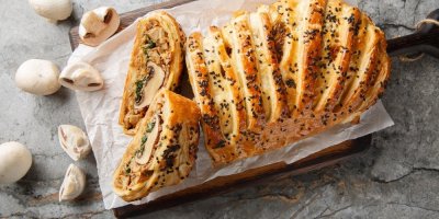 Vegetariánský závin se žampiony si získá i milovníky masa. Je šťavnatý, křupavý a hotový za chvíli