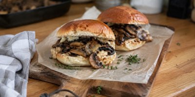 Recept na sendvič s žampiony, karamelizovanou cibulí a sýrovou omáčkou