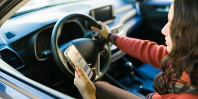 „Jen jsem kouknul na navigaci,“ je častá výmluva řidičů. Za telefon v ruce hrozí pokuta až 10 000 Kč a čtyři body