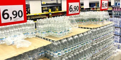 Balená voda z obchodu stojí až téměř 300krát víc než kohoutková. Vyšší cena přitom neznamená více minerálů