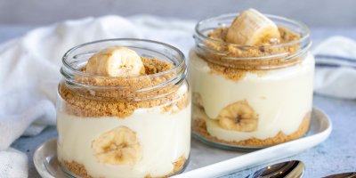 Recept na banánový dezert do skleničky s vanilkovým krémem a sušenkami