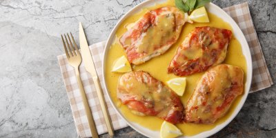 Italský recept: Kuřecí saltimbocca s prosciuttem a krémovou citronovou omáčkou