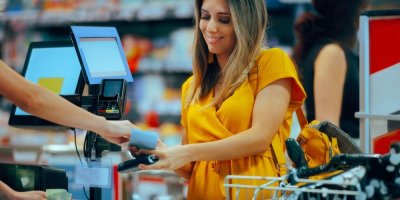 Výběr peněz bez bankomatu. V těchto supermarketech si na pokladně vyberete až 3 000 Kč