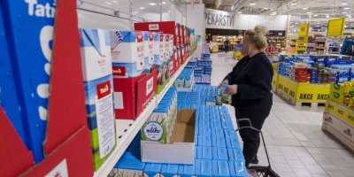 Mléko za 5,90 Kč, máslo za dvacku. Supermarkety spustily cenovou válku. Na vině jsou přebytky mléka