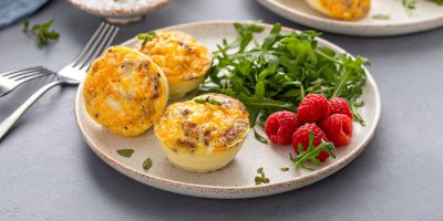 Slané vaječné muffiny se slaninou a čedarem: Teplá snídaně i rychlá večeře bez výčitek